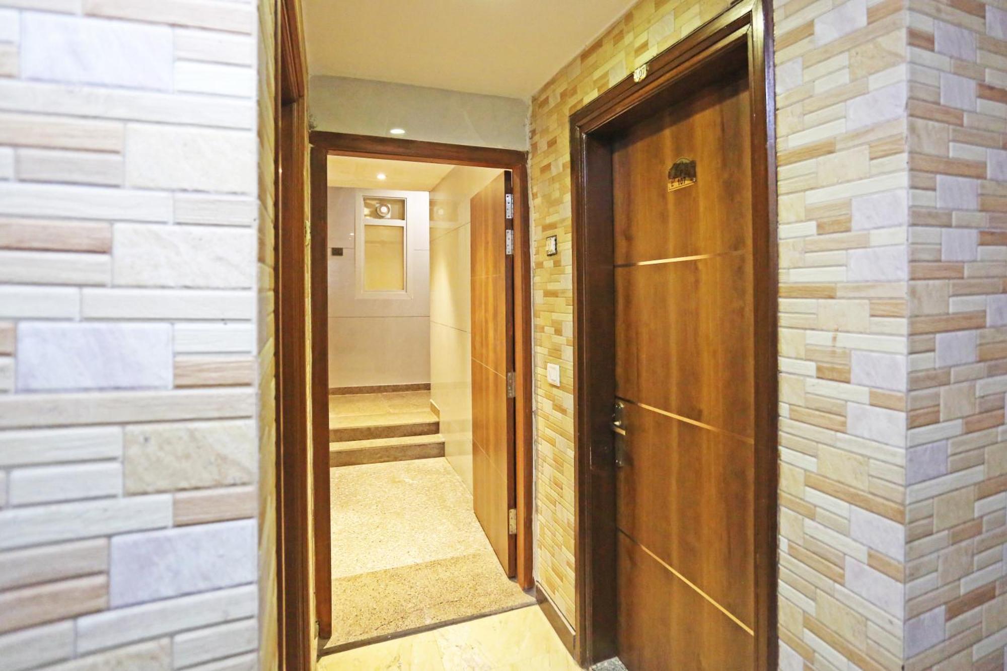 Hotel Preet Palace -5 Mints Walk From Nizamuddin Railway Station Yeni Delhi Dış mekan fotoğraf