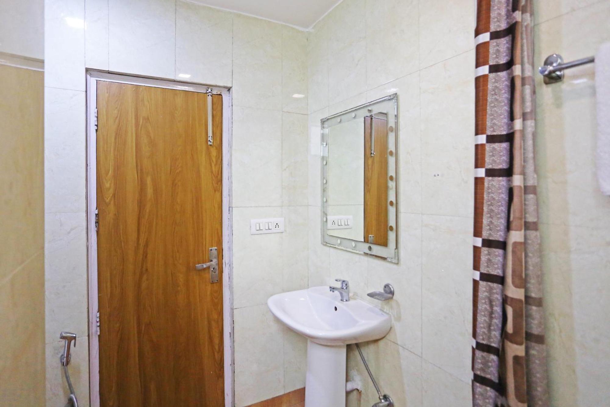 Hotel Preet Palace -5 Mints Walk From Nizamuddin Railway Station Yeni Delhi Dış mekan fotoğraf